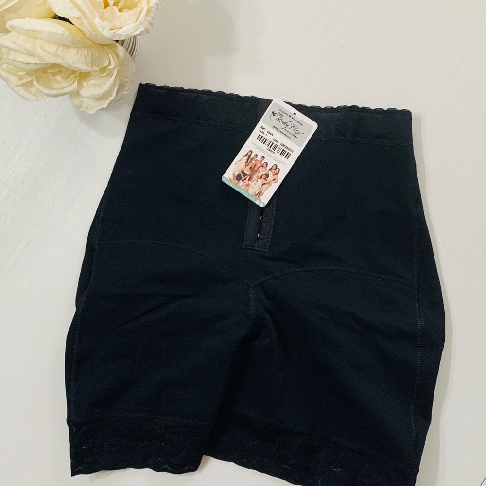 Shorts (polyester and elastane)